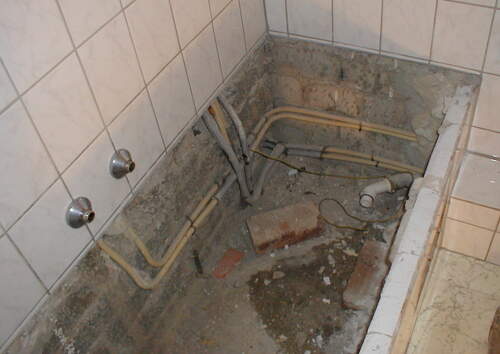 Die Badewanne wurde ausgebaut - die Wanneneinmauerung steht noch. Keine Fliese wurde beschädigt